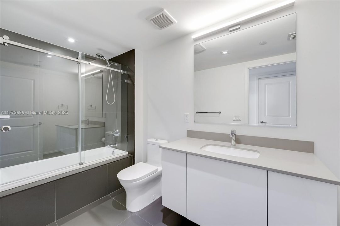 Recently Sold: $605,000 (2 beds, 2 baths, 1055 Square Feet)