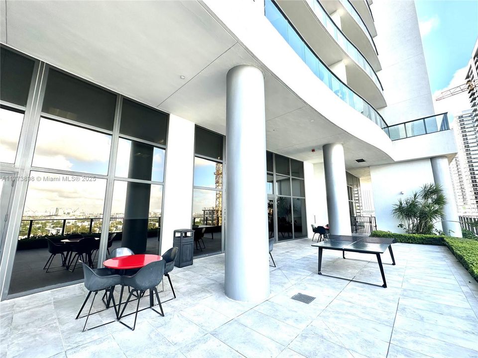 Recently Sold: $605,000 (2 beds, 2 baths, 1055 Square Feet)