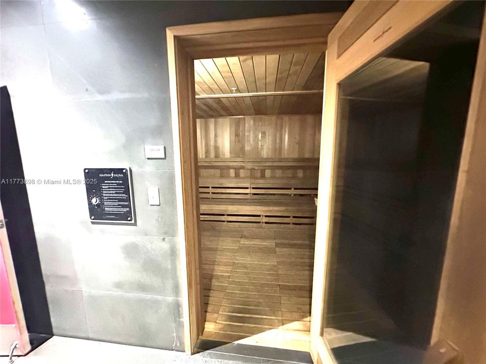 Recently Sold: $605,000 (2 beds, 2 baths, 1055 Square Feet)