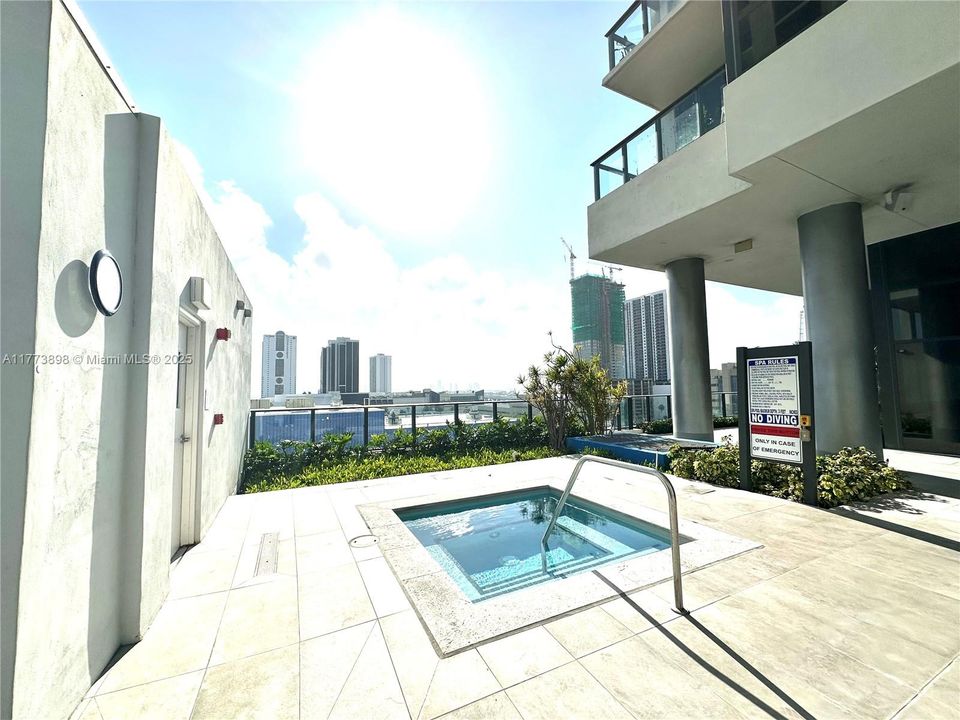 Recently Sold: $605,000 (2 beds, 2 baths, 1055 Square Feet)