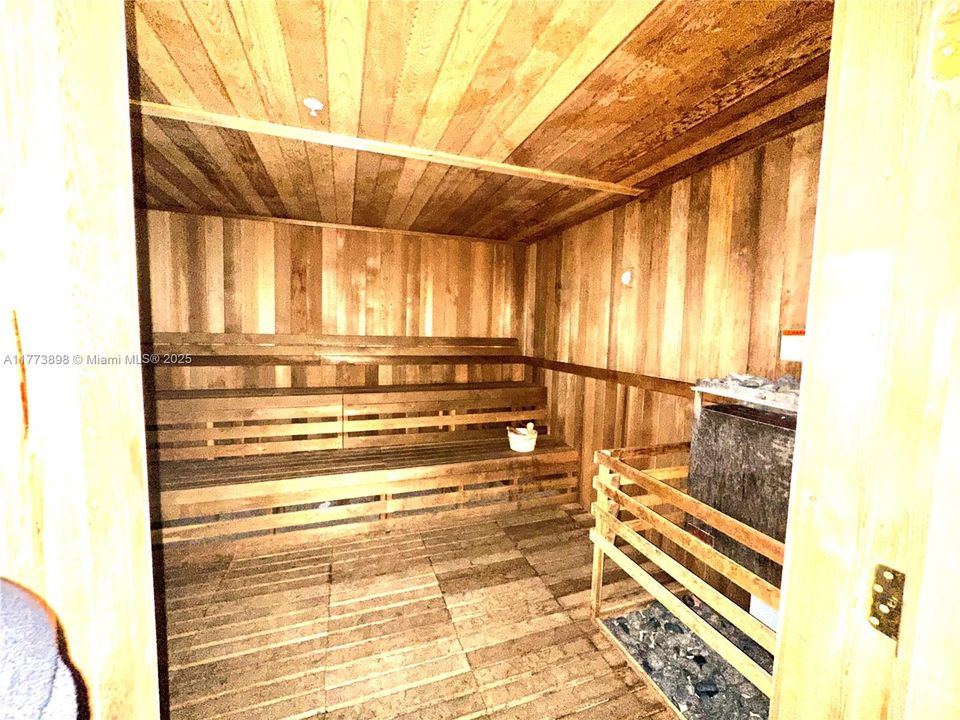 Recently Sold: $605,000 (2 beds, 2 baths, 1055 Square Feet)