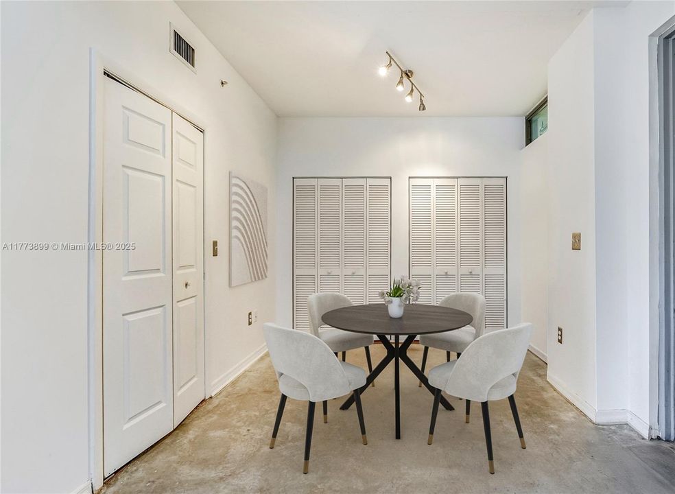 Recently Sold: $349,000 (1 beds, 1 baths, 822 Square Feet)