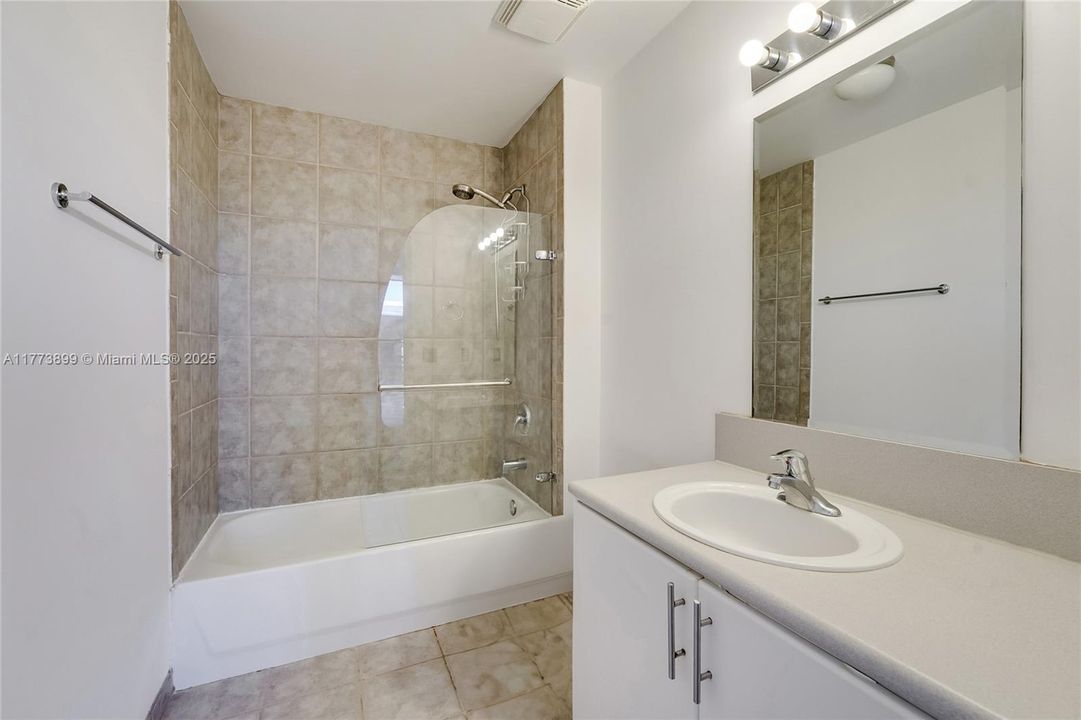 Recently Sold: $349,000 (1 beds, 1 baths, 822 Square Feet)