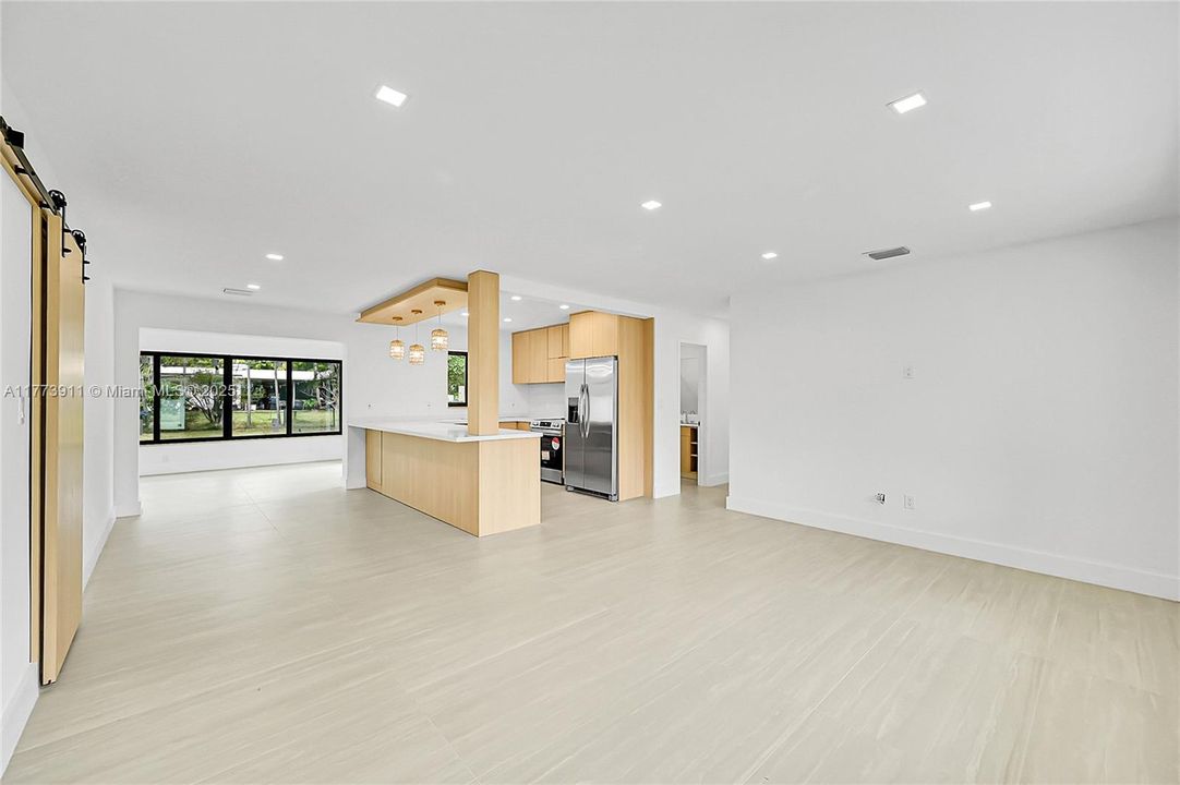 Vendido Recientemente: $665,000 (4 camas, 2 baños, 1756 Pies cuadrados)