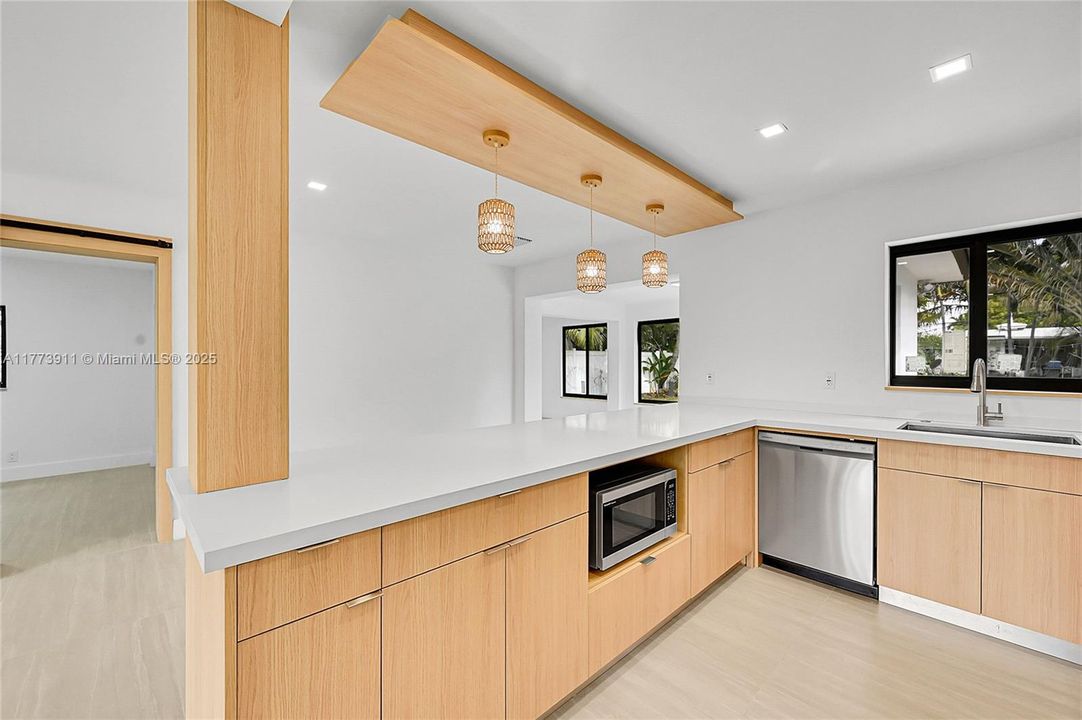 Vendido Recientemente: $665,000 (4 camas, 2 baños, 1756 Pies cuadrados)