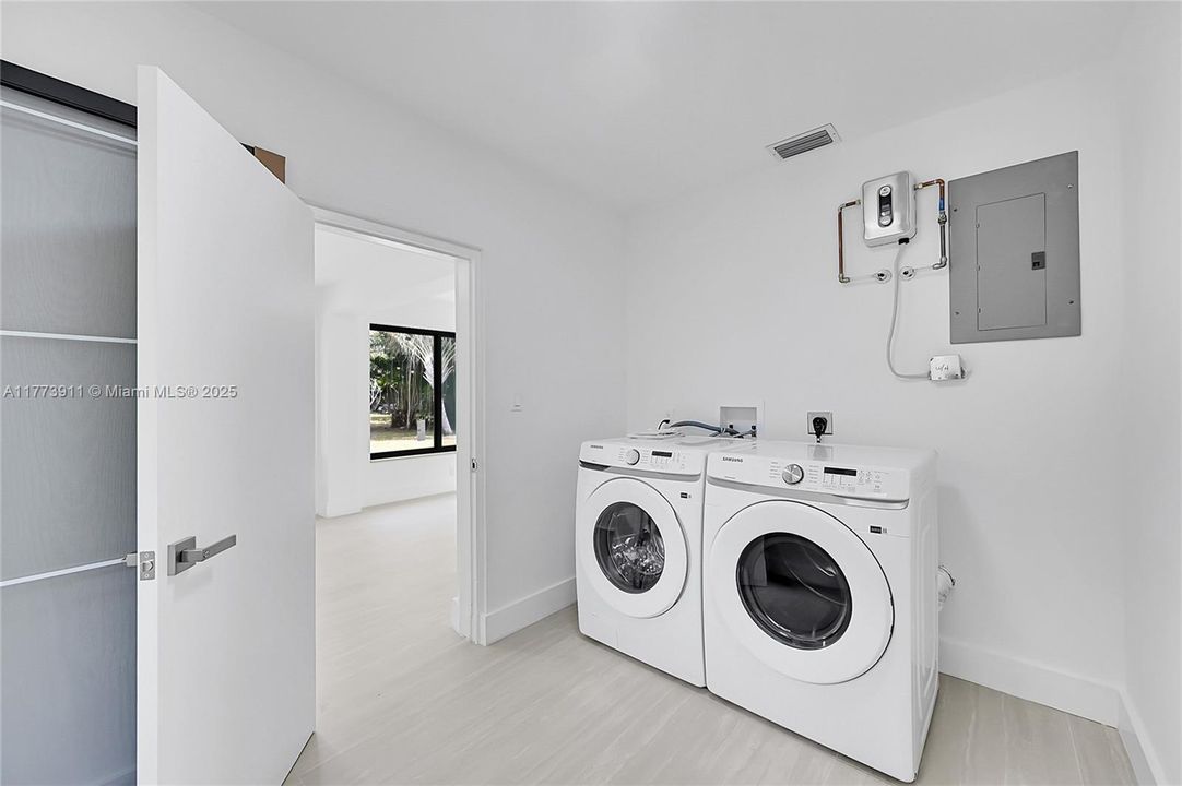 Vendido Recientemente: $665,000 (4 camas, 2 baños, 1756 Pies cuadrados)