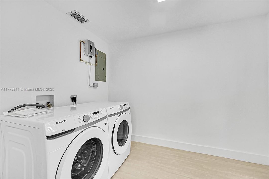 Vendido Recientemente: $665,000 (4 camas, 2 baños, 1756 Pies cuadrados)