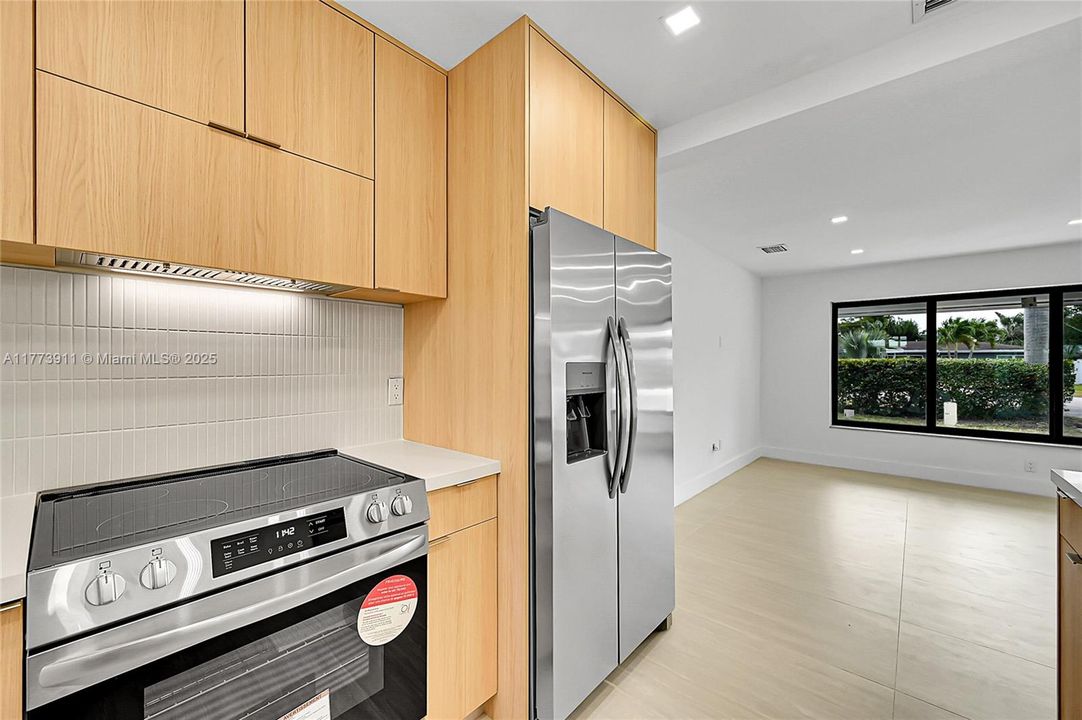 Vendido Recientemente: $665,000 (4 camas, 2 baños, 1756 Pies cuadrados)