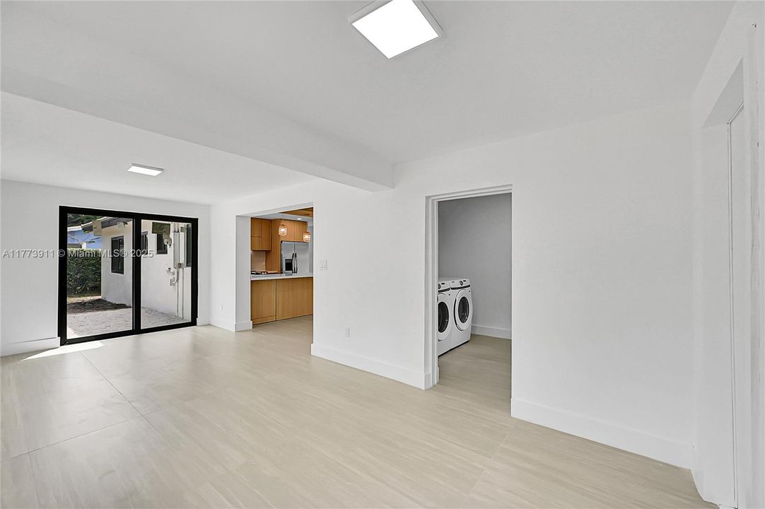 Vendido Recientemente: $665,000 (4 camas, 2 baños, 1756 Pies cuadrados)