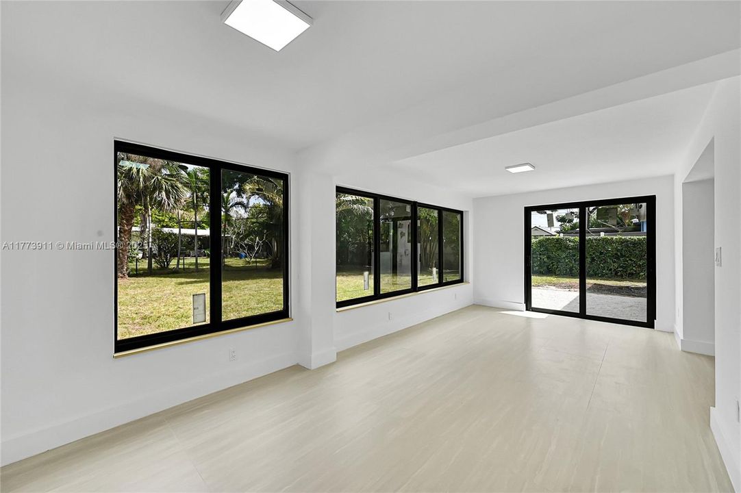 Vendido Recientemente: $665,000 (4 camas, 2 baños, 1756 Pies cuadrados)