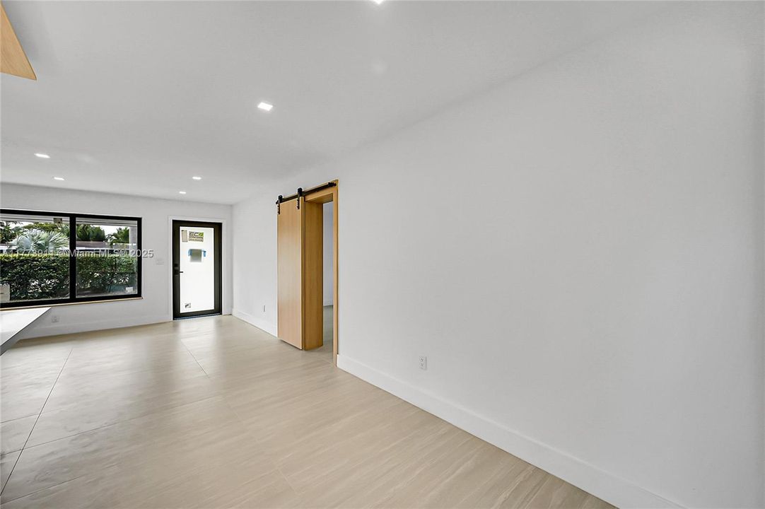 Vendido Recientemente: $665,000 (4 camas, 2 baños, 1756 Pies cuadrados)