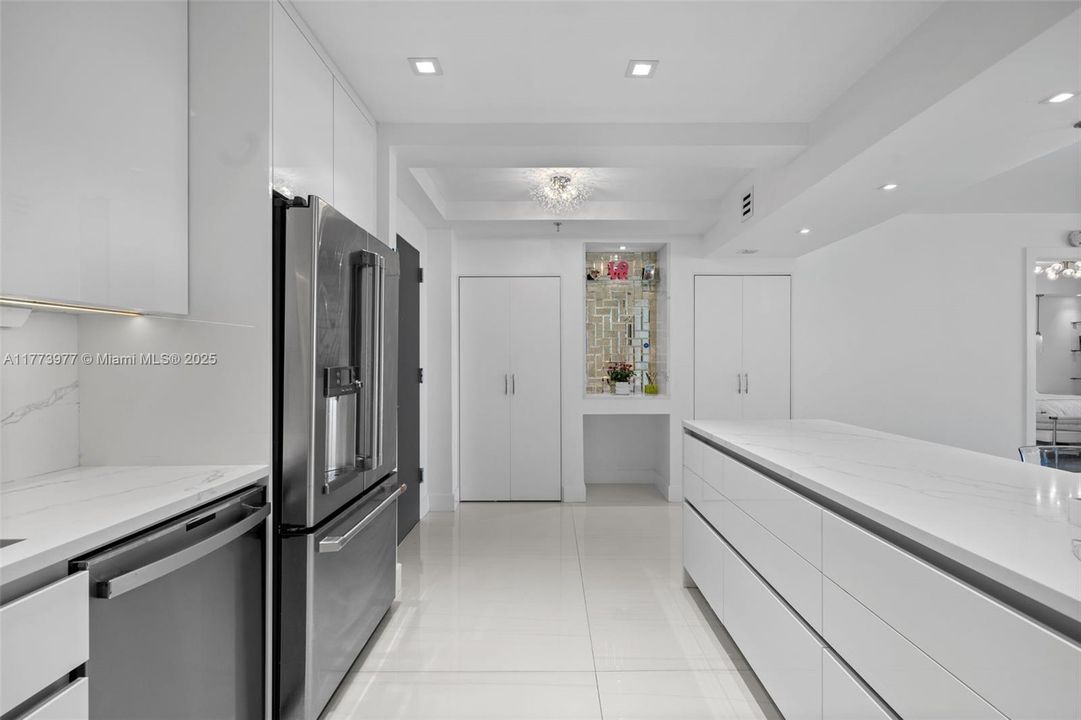 На продажу: $1,250,000 (2 спален, 2 ванн, 1170 Квадратных фут)