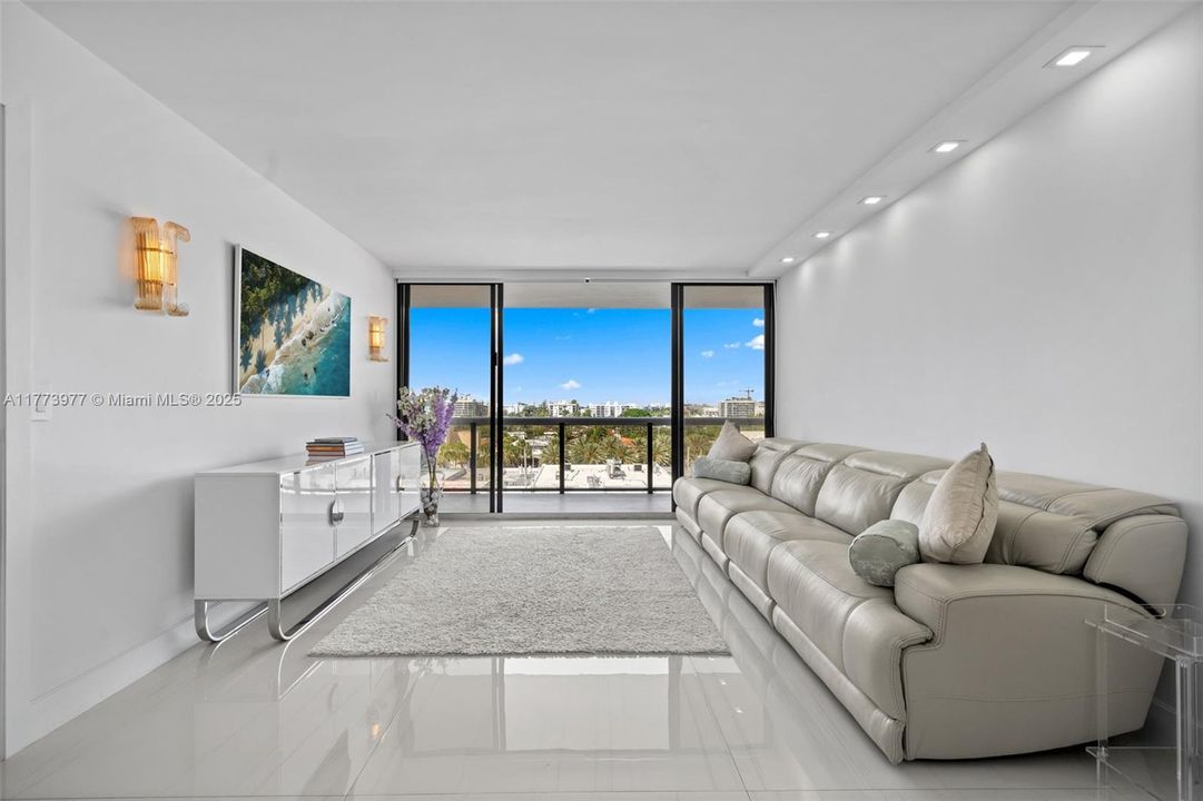 На продажу: $1,250,000 (2 спален, 2 ванн, 1170 Квадратных фут)