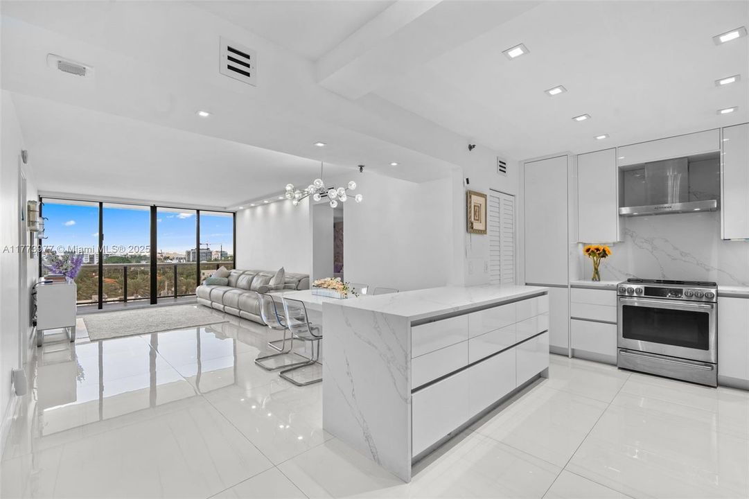 На продажу: $1,250,000 (2 спален, 2 ванн, 1170 Квадратных фут)