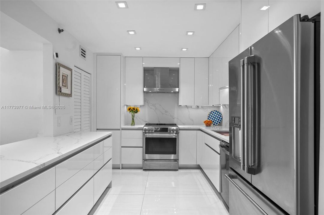 На продажу: $1,250,000 (2 спален, 2 ванн, 1170 Квадратных фут)