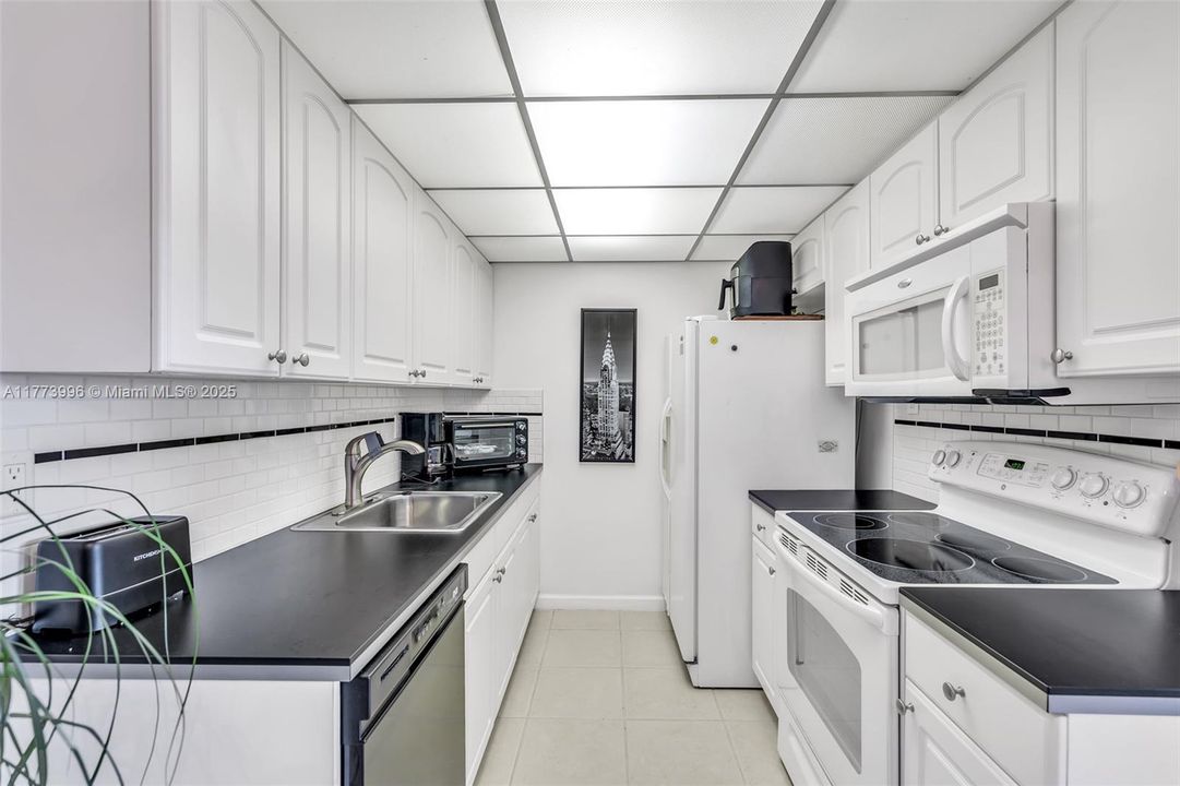 Recently Sold: $109,000 (1 beds, 1 baths, 738 Square Feet)