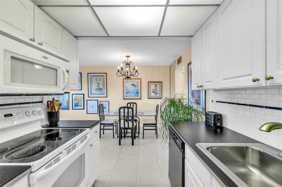 Recently Sold: $109,000 (1 beds, 1 baths, 738 Square Feet)