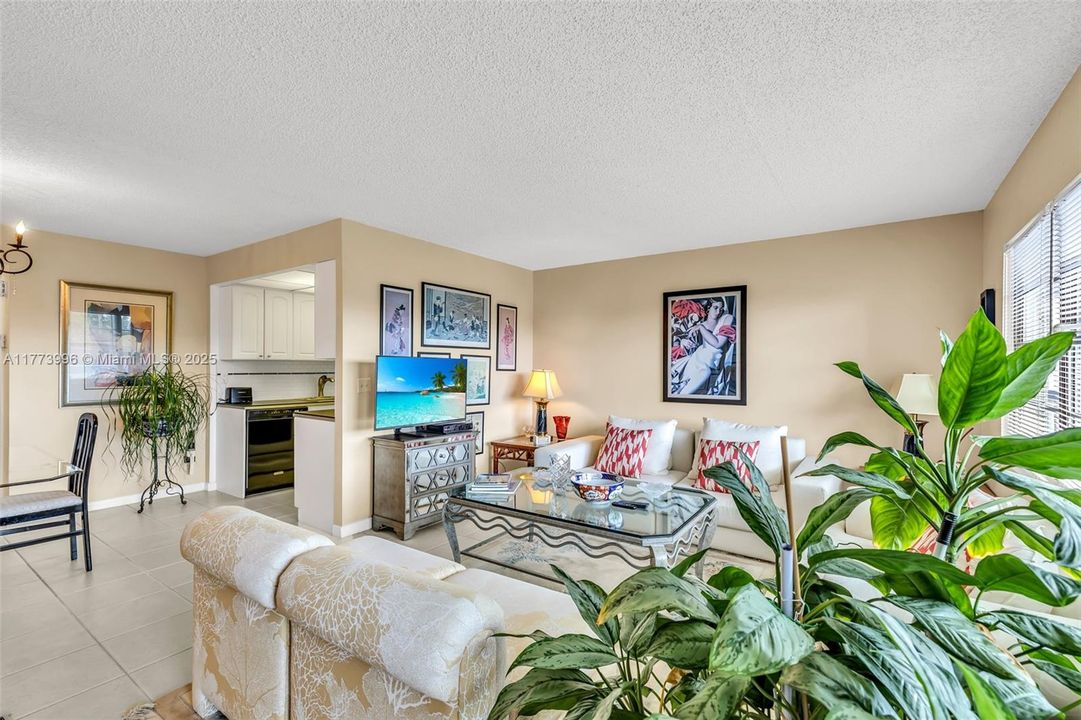 Recently Sold: $109,000 (1 beds, 1 baths, 738 Square Feet)