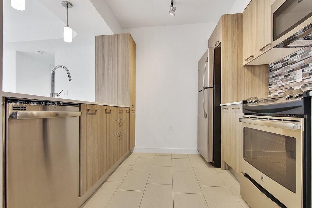 Recently Rented: $3,894 (2 beds, 2 baths, 1246 Square Feet)