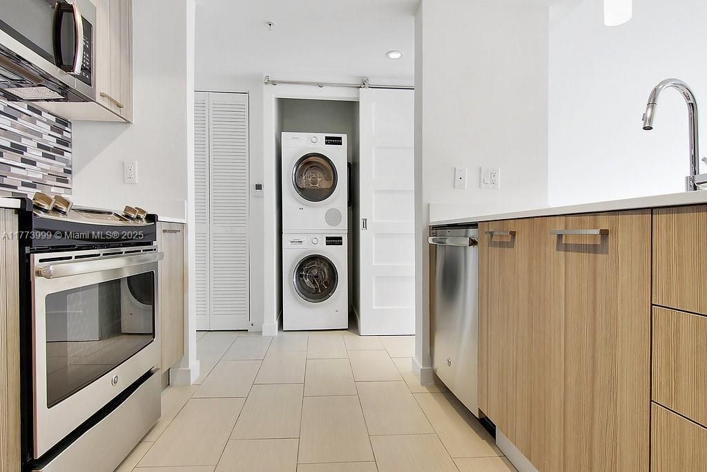 Recently Rented: $3,894 (2 beds, 2 baths, 1246 Square Feet)