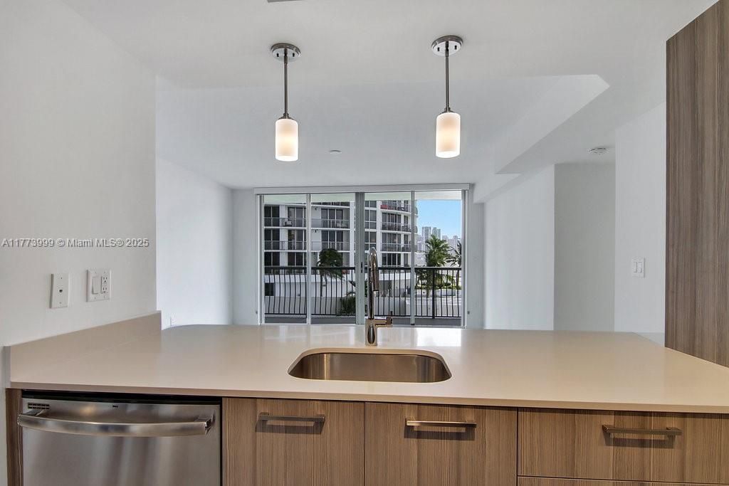 Recently Rented: $3,894 (2 beds, 2 baths, 1246 Square Feet)