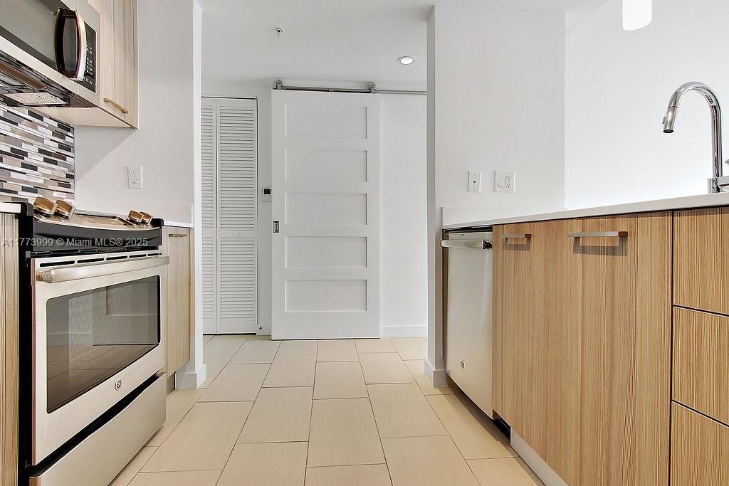 Recently Rented: $3,894 (2 beds, 2 baths, 1246 Square Feet)