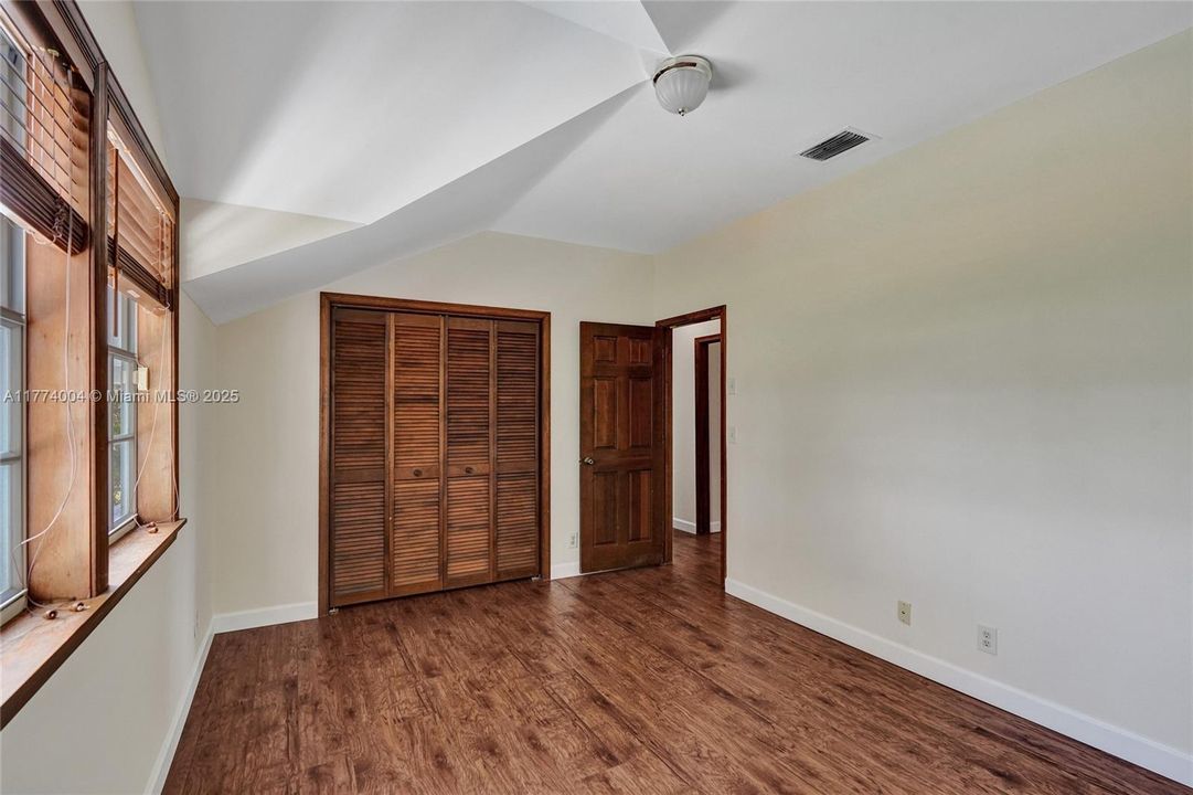 Recently Sold: $1,400,000 (5 beds, 3 baths, 3253 Square Feet)