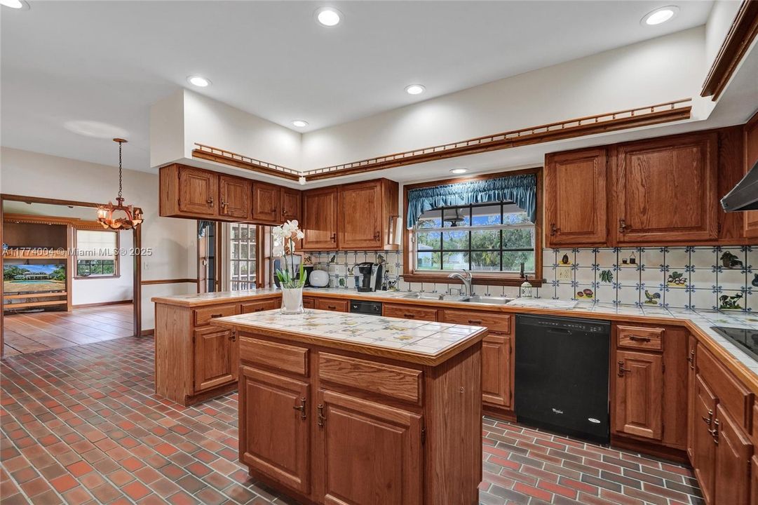 Recently Sold: $1,400,000 (5 beds, 3 baths, 3253 Square Feet)