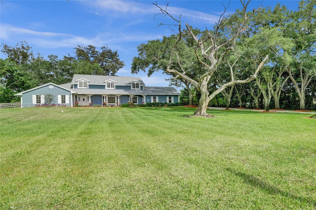 Recently Sold: $1,400,000 (5 beds, 3 baths, 3253 Square Feet)