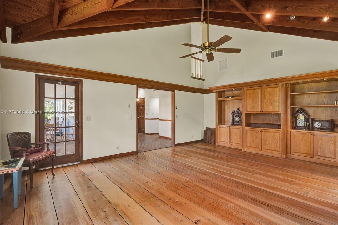 Recently Sold: $1,400,000 (5 beds, 3 baths, 3253 Square Feet)