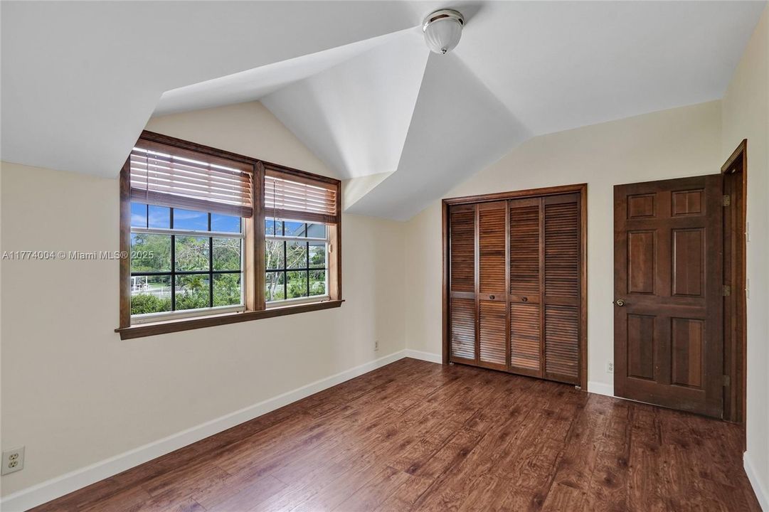 Recently Sold: $1,400,000 (5 beds, 3 baths, 3253 Square Feet)