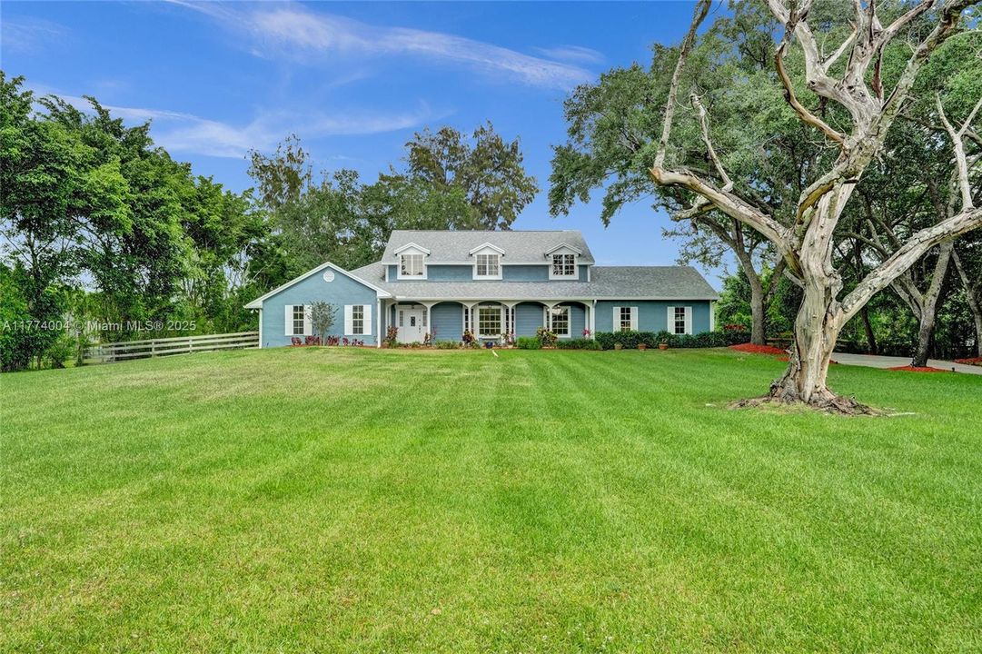 Recently Sold: $1,400,000 (5 beds, 3 baths, 3253 Square Feet)