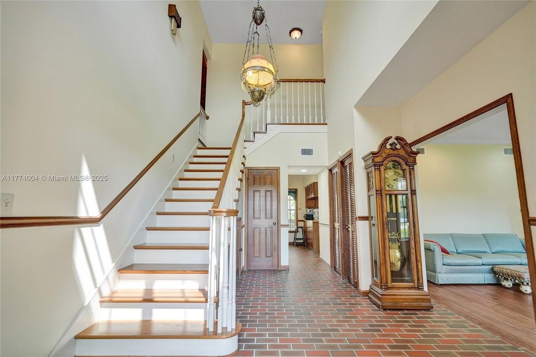 Recently Sold: $1,400,000 (5 beds, 3 baths, 3253 Square Feet)