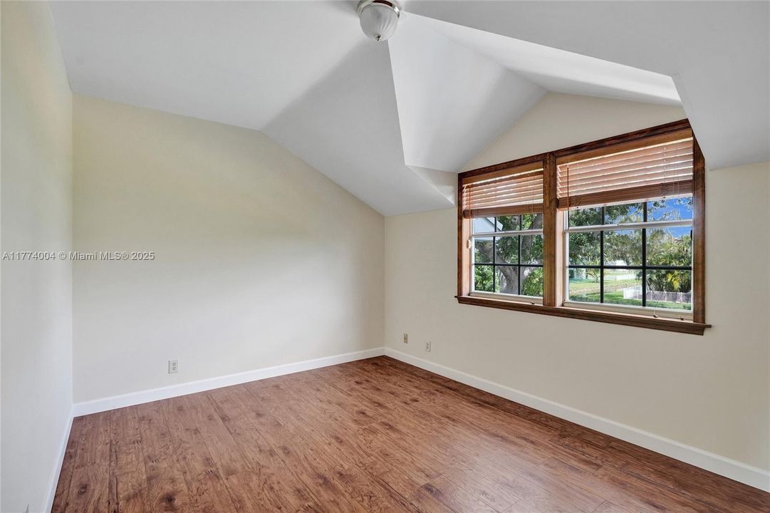 Recently Sold: $1,400,000 (5 beds, 3 baths, 3253 Square Feet)