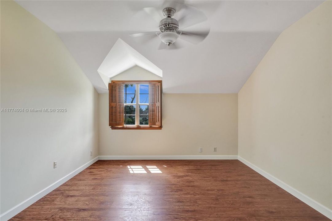 Recently Sold: $1,400,000 (5 beds, 3 baths, 3253 Square Feet)