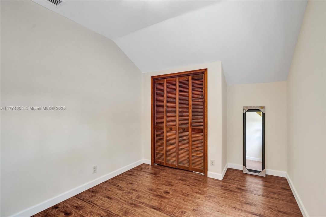 Recently Sold: $1,400,000 (5 beds, 3 baths, 3253 Square Feet)