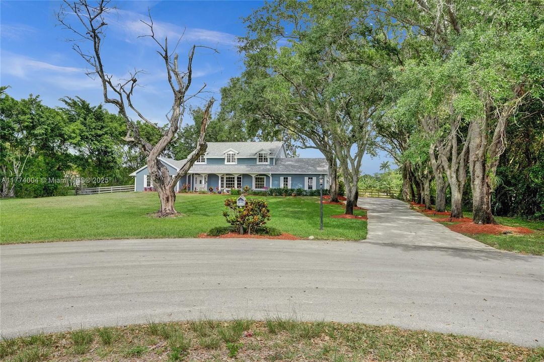 Recently Sold: $1,400,000 (5 beds, 3 baths, 3253 Square Feet)