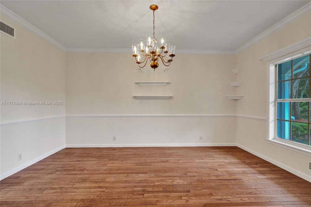 Recently Sold: $1,400,000 (5 beds, 3 baths, 3253 Square Feet)