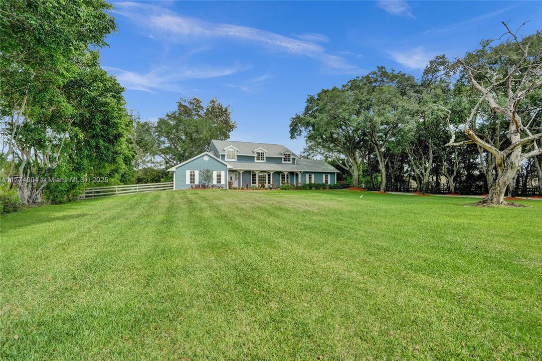 Recently Sold: $1,400,000 (5 beds, 3 baths, 3253 Square Feet)