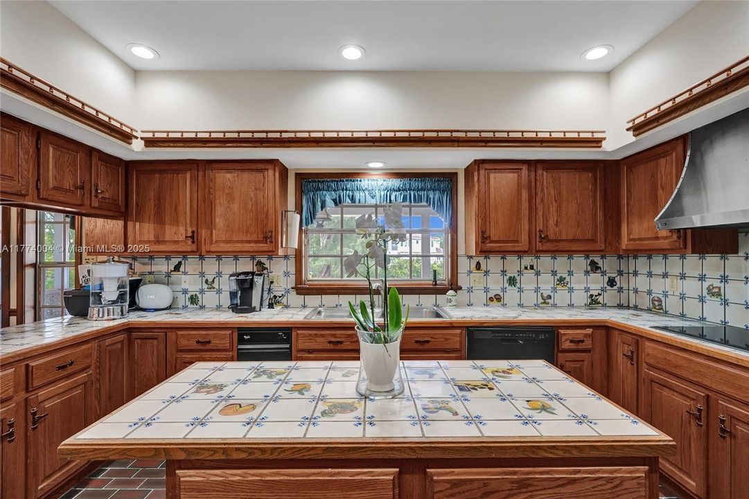 Recently Sold: $1,400,000 (5 beds, 3 baths, 3253 Square Feet)