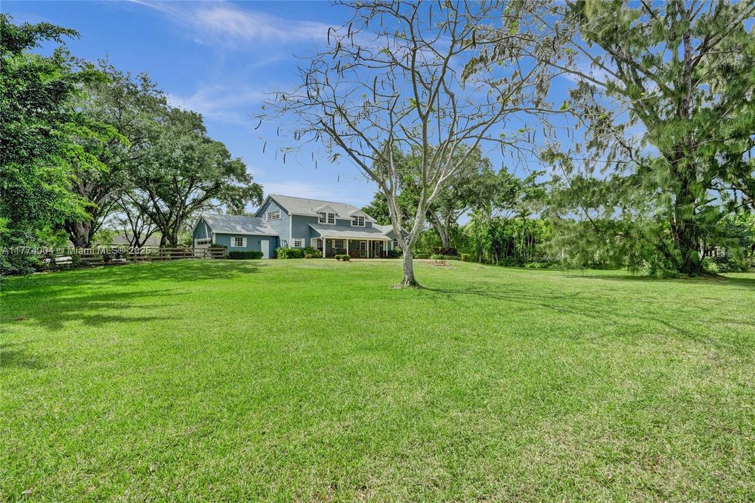 Recently Sold: $1,400,000 (5 beds, 3 baths, 3253 Square Feet)