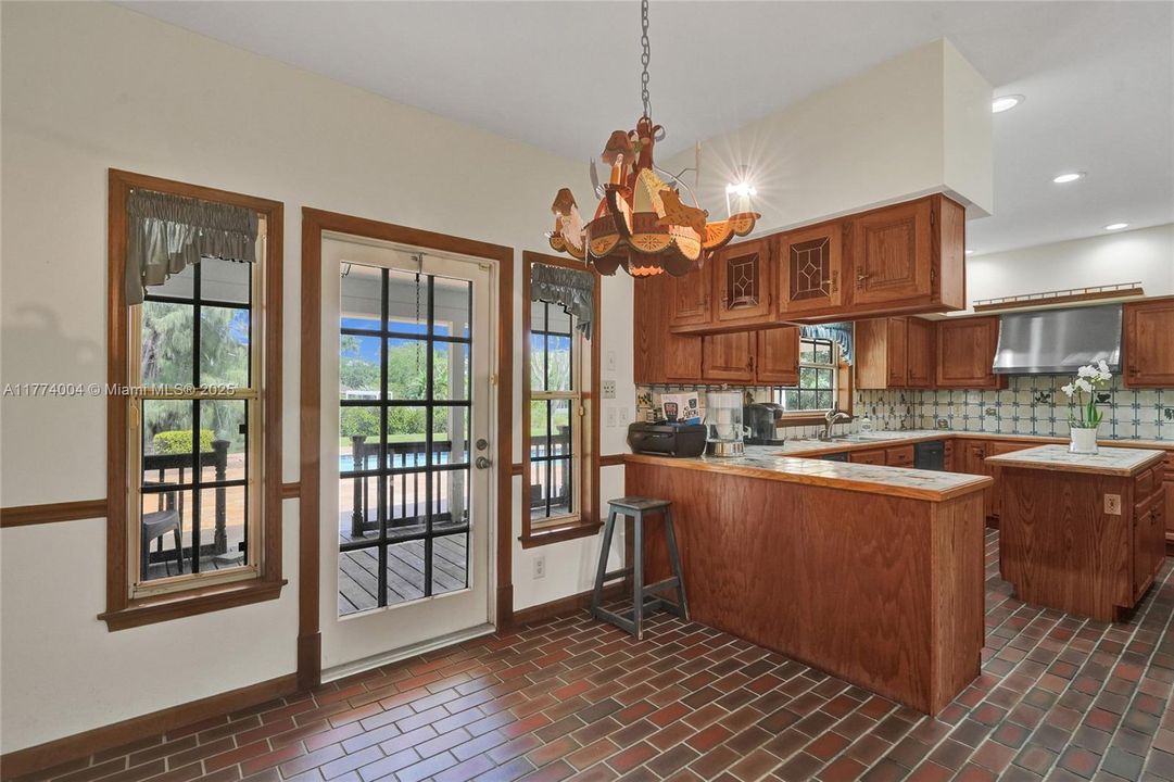 Recently Sold: $1,400,000 (5 beds, 3 baths, 3253 Square Feet)