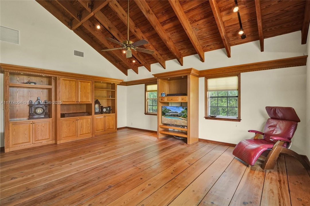 Recently Sold: $1,400,000 (5 beds, 3 baths, 3253 Square Feet)