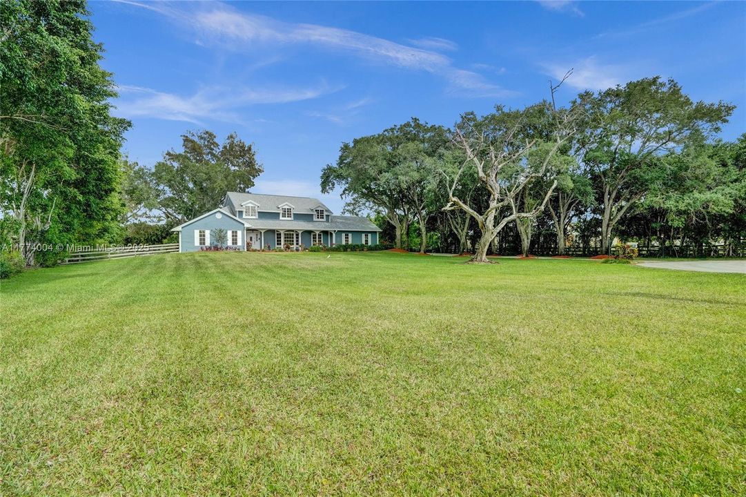 Recently Sold: $1,400,000 (5 beds, 3 baths, 3253 Square Feet)