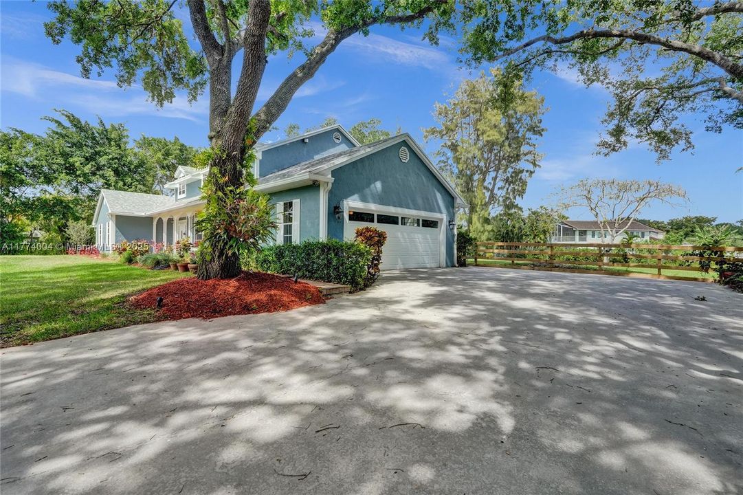 Recently Sold: $1,400,000 (5 beds, 3 baths, 3253 Square Feet)