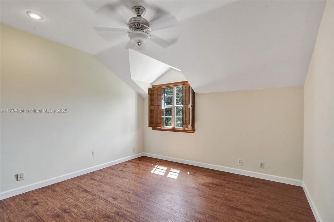 Recently Sold: $1,400,000 (5 beds, 3 baths, 3253 Square Feet)