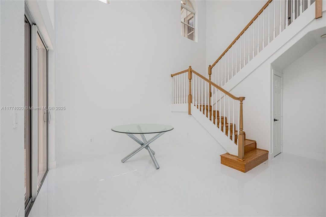 Recientemente alquilado: $6,200 (3 camas, 3 baños, 2090 Pies cuadrados)