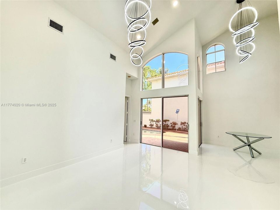 Recientemente alquilado: $6,200 (3 camas, 3 baños, 2090 Pies cuadrados)