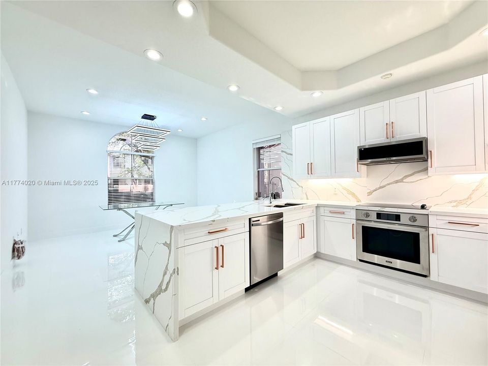 Recientemente alquilado: $6,200 (3 camas, 3 baños, 2090 Pies cuadrados)