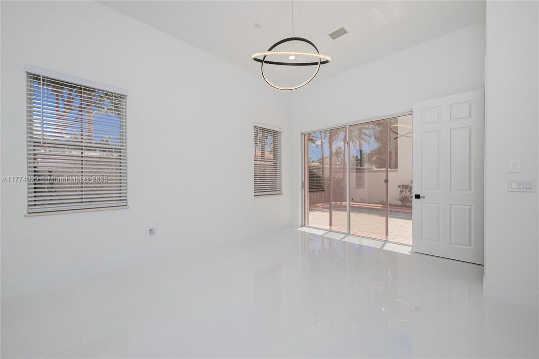 Recientemente alquilado: $6,200 (3 camas, 3 baños, 2090 Pies cuadrados)